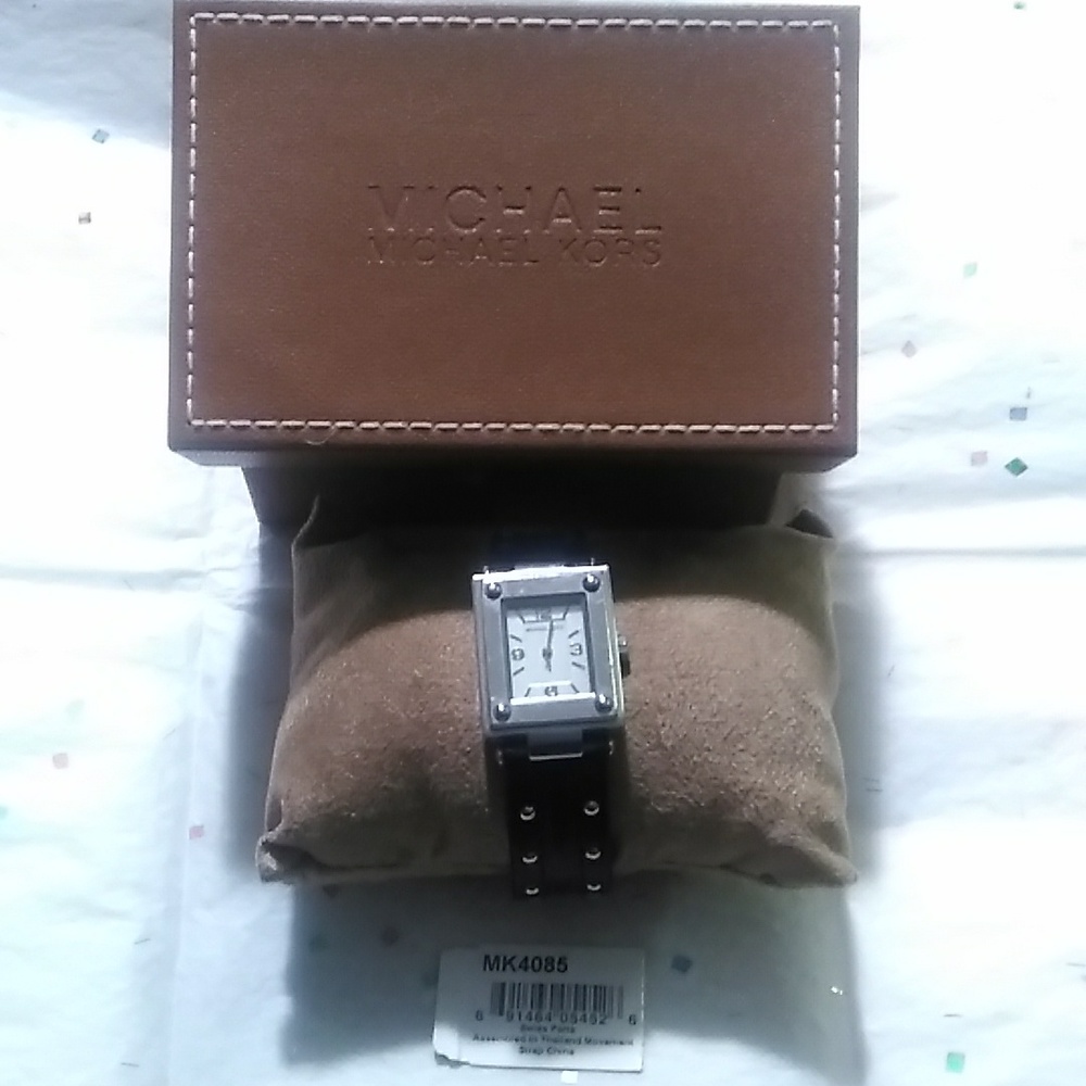 MICHAEL KORS MK 4085 ASTOR Black LEATHER WATCH IN A BOX